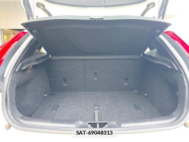 Volvo V40 2018-05 7802465-13