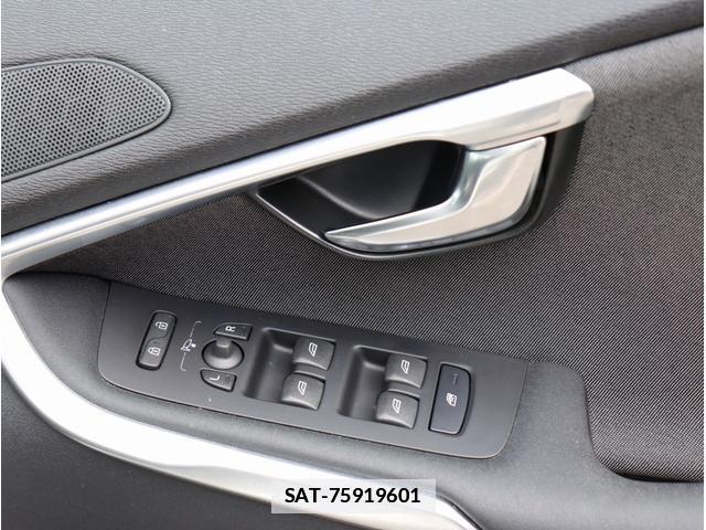 Volvo V40 2015-03 7808678-18