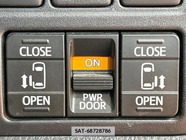 Toyota VOXY 2017-08 7794585-7