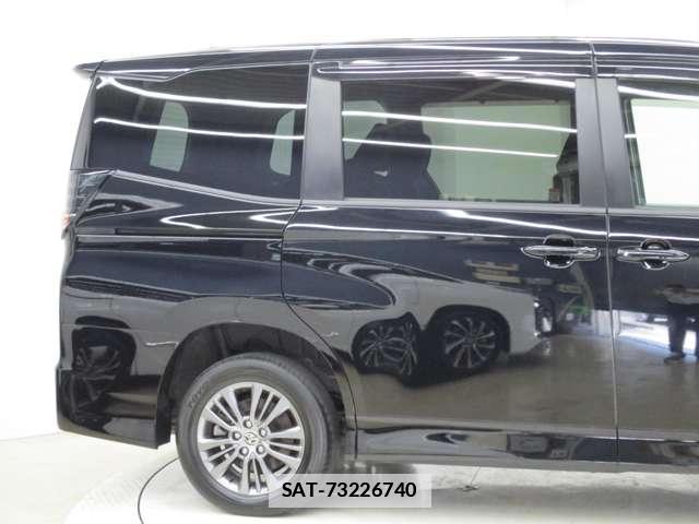 Toyota VOXY 2022-03 7795652-12