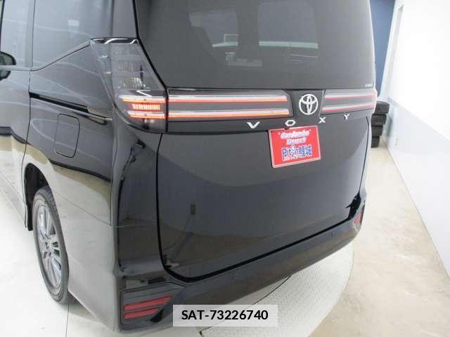 Toyota VOXY 2022-03 7795652-18