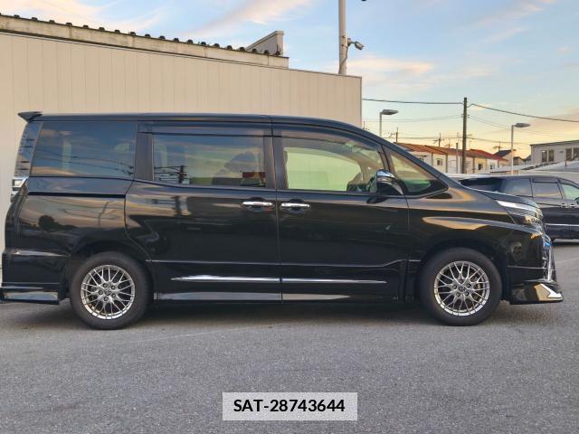 Toyota VOXY 2021-05 7796467-3