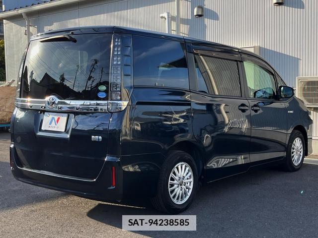 Toyota VOXY 2016-03 7799214-19