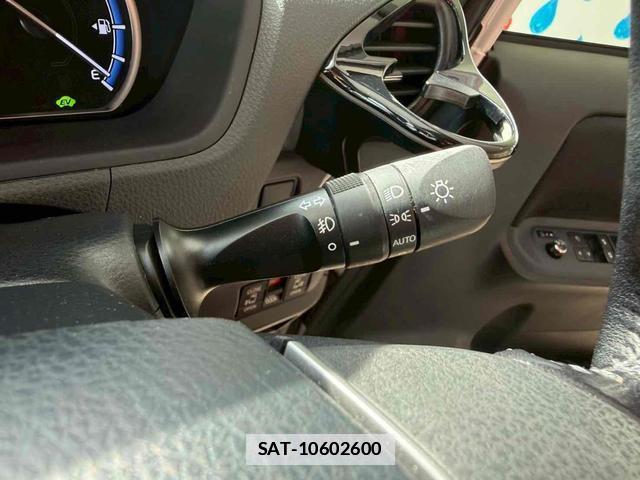 Toyota VOXY 2015-10 7799763-11