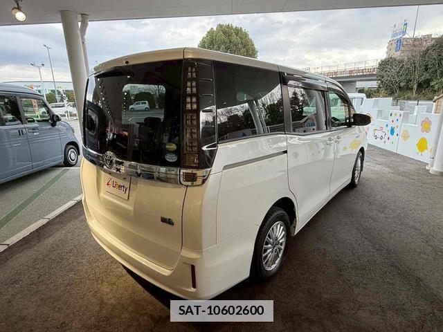 Toyota VOXY 2015-10 7799763-17
