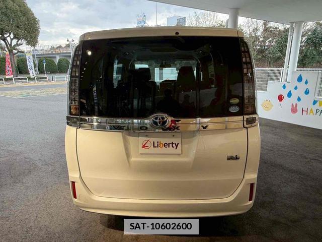 Toyota VOXY 2015-10 7799763-18