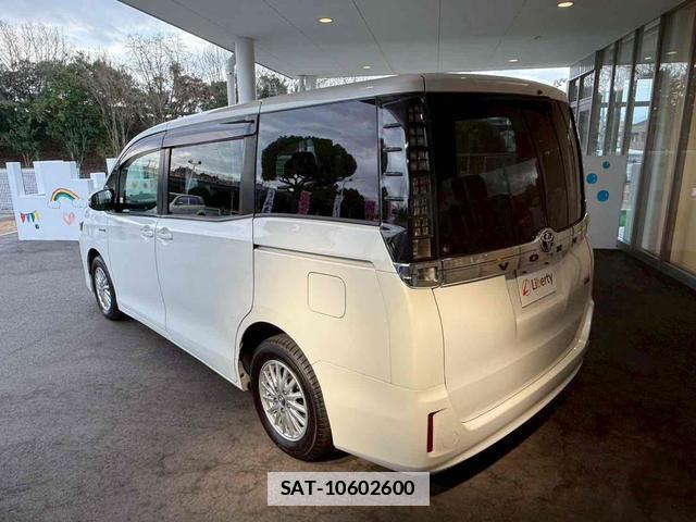 Toyota VOXY 2015-10 7799763-19