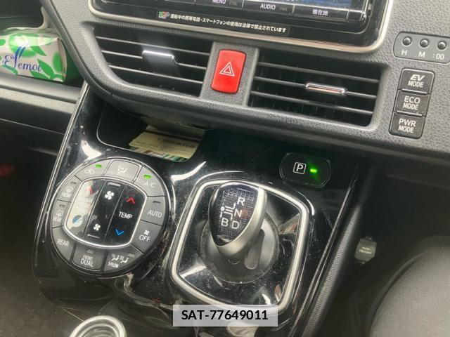 Toyota VOXY 2018-03 7799902-16