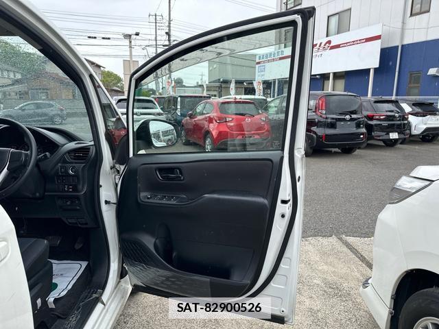 Toyota VOXY 2019-06 7802778-17