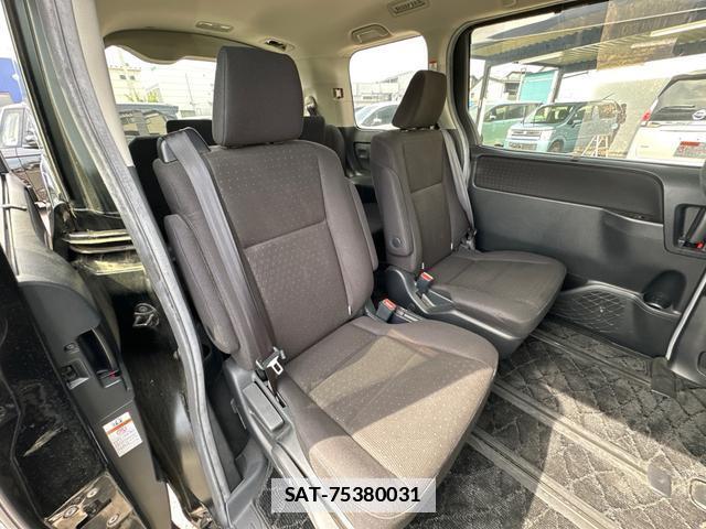 Toyota VOXY 2015-07 7802796-14