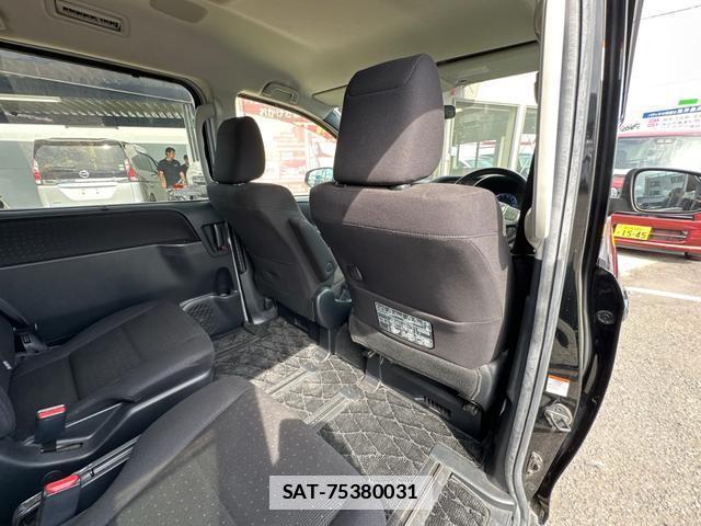 Toyota VOXY 2015-07 7802796-15