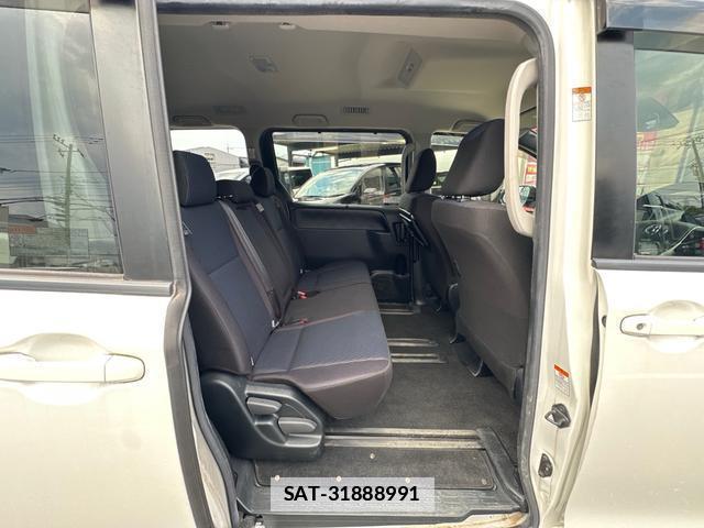 Toyota VOXY 2019-11 7802809-12
