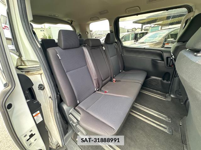 Toyota VOXY 2019-11 7802809-13