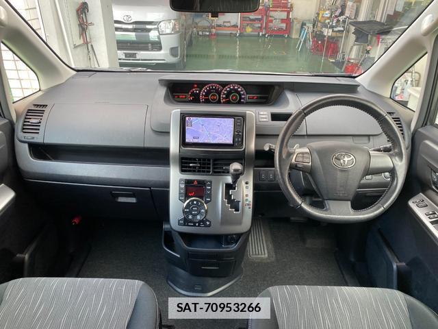 Toyota VOXY 2012-02 7803979-2