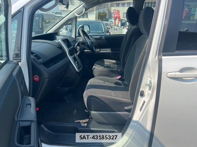 Toyota VOXY 2010-08 7805872-11