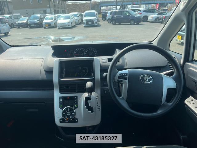 Toyota VOXY 2010-08 7805872-15