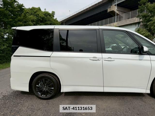 Toyota VOXY 2026-02 7805986-11