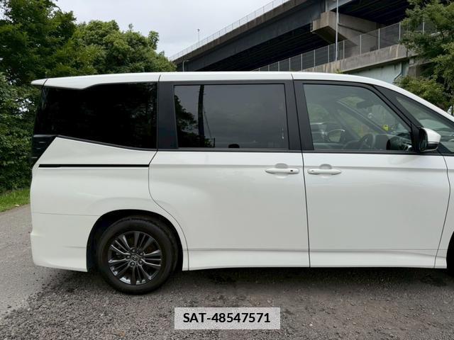 Toyota VOXY 2023-08 7805997-16