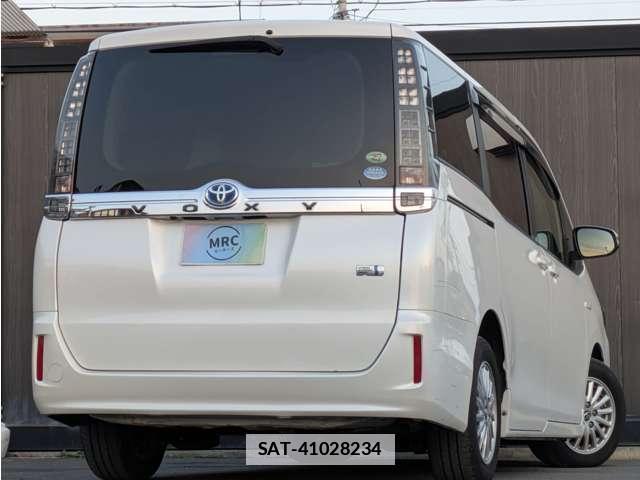 Toyota VOXY 2015-06 7807165-1