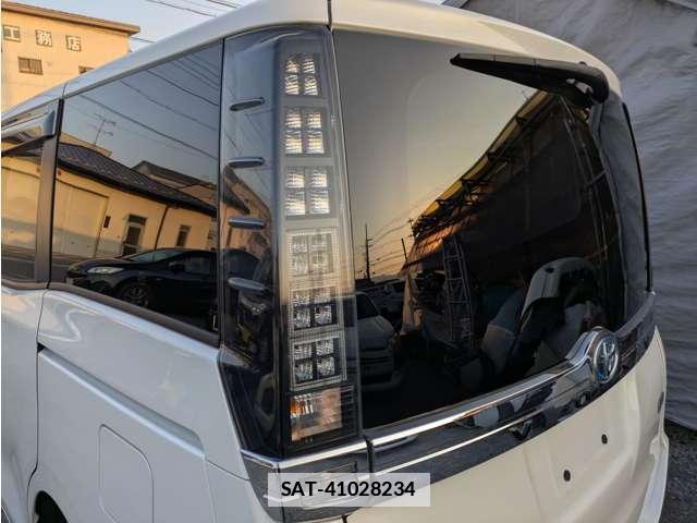 Toyota VOXY 2015-06 7807165-10