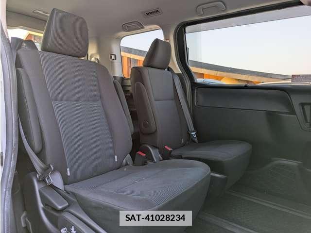 Toyota VOXY 2015-06 7807165-14