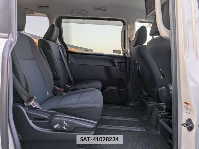 Toyota VOXY 2015-06 7807165-15