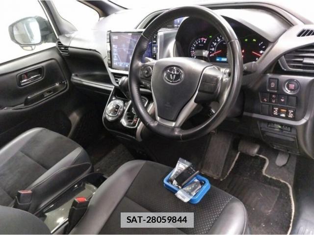 Toyota VOXY 2021 7807318-2