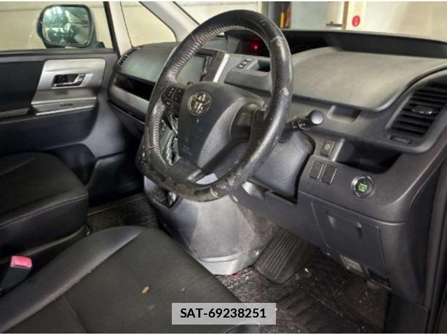 Toyota VOXY 2013-09 7807343-2