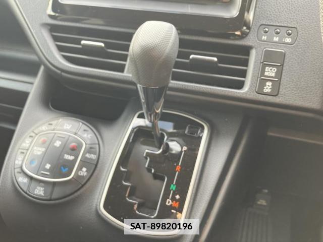 Toyota VOXY 2017-07 7807967-16