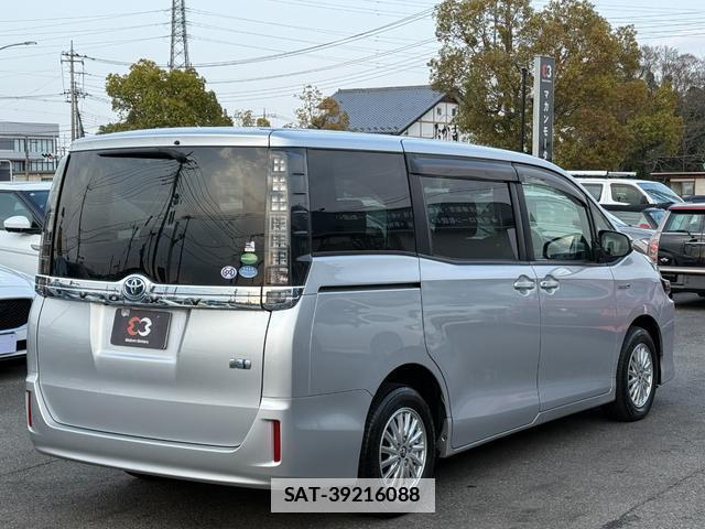 Toyota VOXY 2016-07 7808795-11