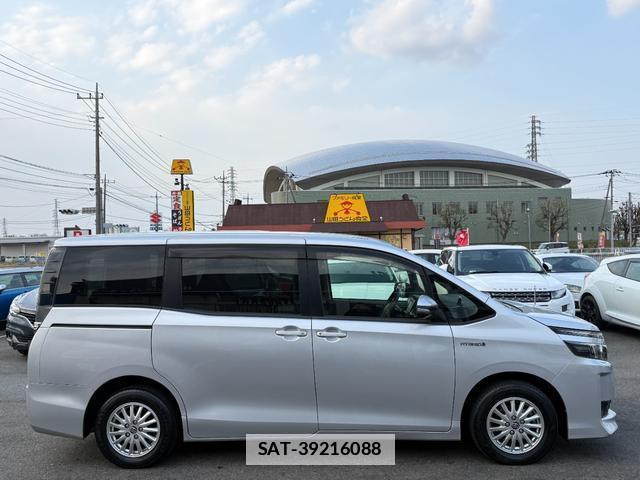 Toyota VOXY 2016-07 7808795-12