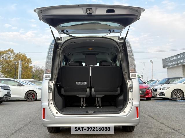 Toyota VOXY 2016-07 7808795-14