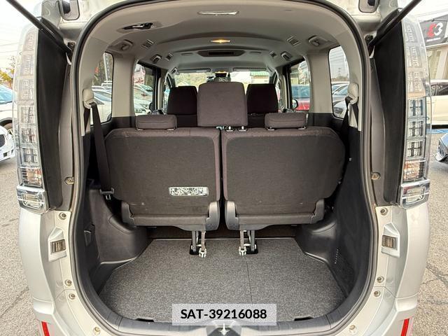 Toyota VOXY 2016-07 7808795-15