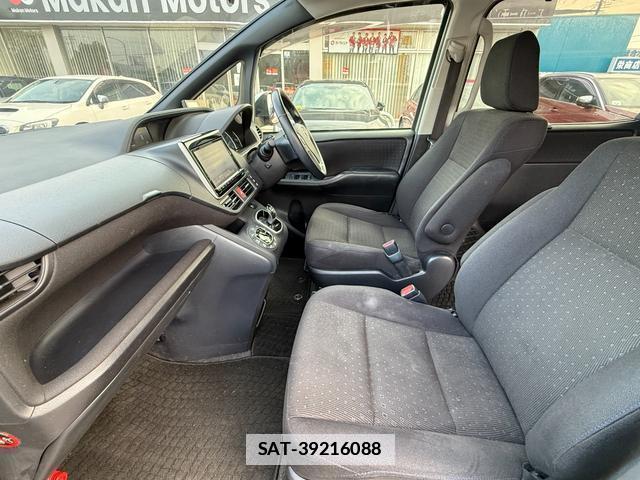 Toyota VOXY 2016-07 7808795-16