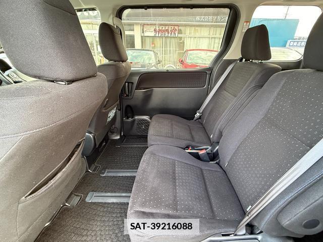 Toyota VOXY 2016-07 7808795-17
