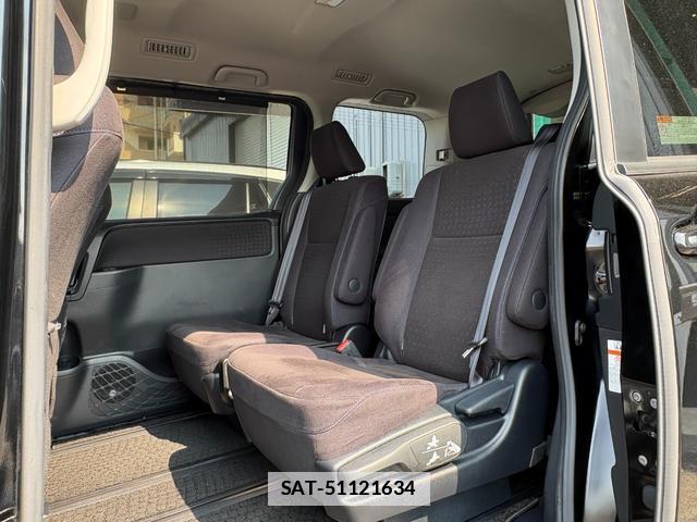 Toyota VOXY 2015-01 7809556-14