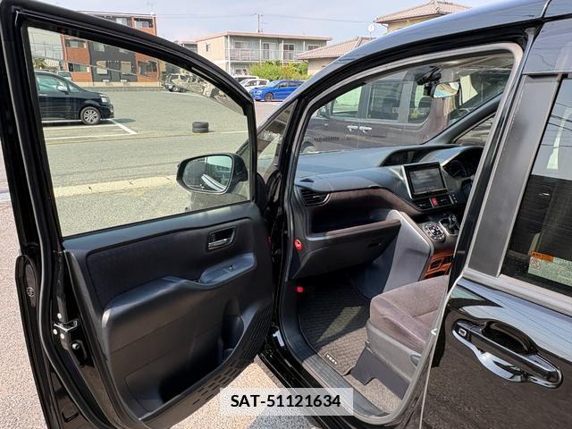 Toyota VOXY 2015-01 7809556-15