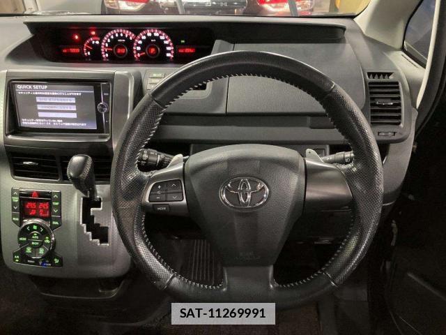 Toyota VOXY 2013-11 7811204-2