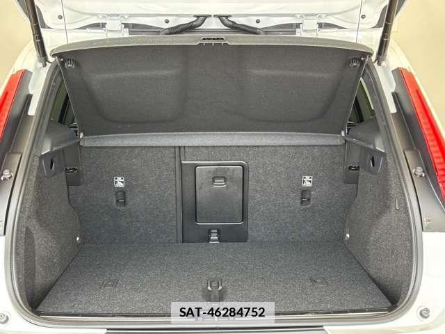 Volvo XC40 2025-03 7801975-7