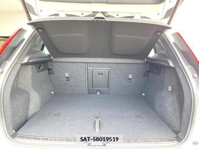 Volvo XC40 2021-06 7802463-13