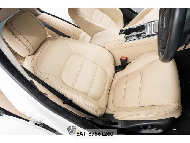 Jaguar XE 2016-05 7807071-11