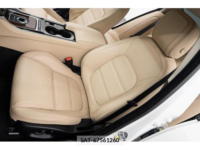 Jaguar XE 2016-05 7807071-12