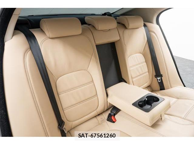 Jaguar XE 2016-05 7807071-14
