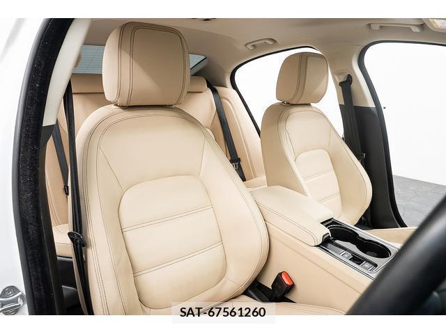 Jaguar XE 2016-05 7807071-3