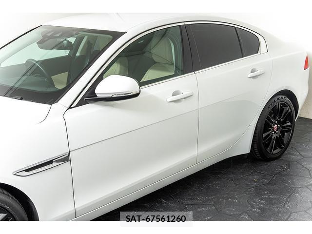 Jaguar XE 2016-05 7807071-7