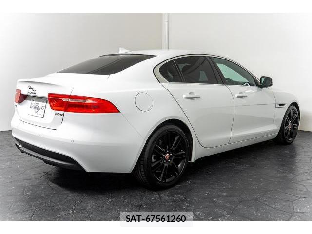 Jaguar XE 2016-05 7807071-8