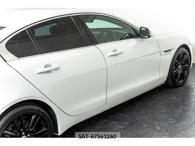 Jaguar XE 2016-05 7807071-9