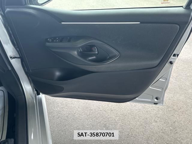 Toyota YARIS 2021-03 7808915-17