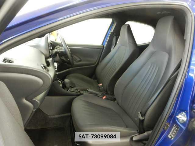 Toyota YARIS 2021-05 7810857-16