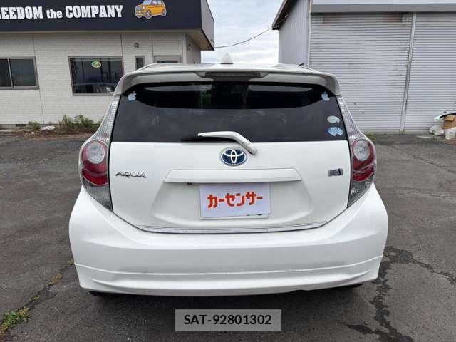 Toyota AQUA 2012-01 7811818-4